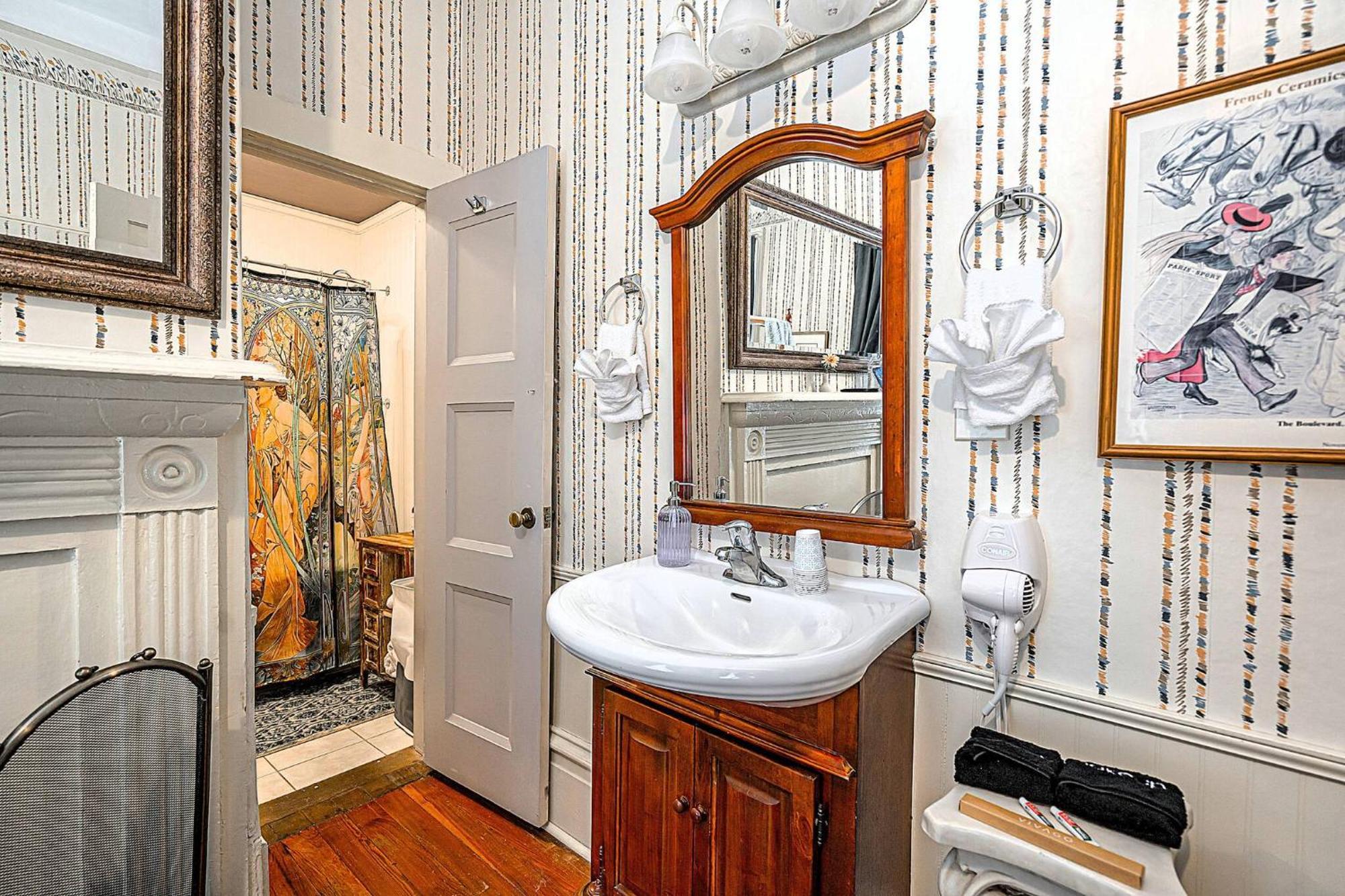 Holiday home Camellia Room_victorian_with Private Bathroom Savannah