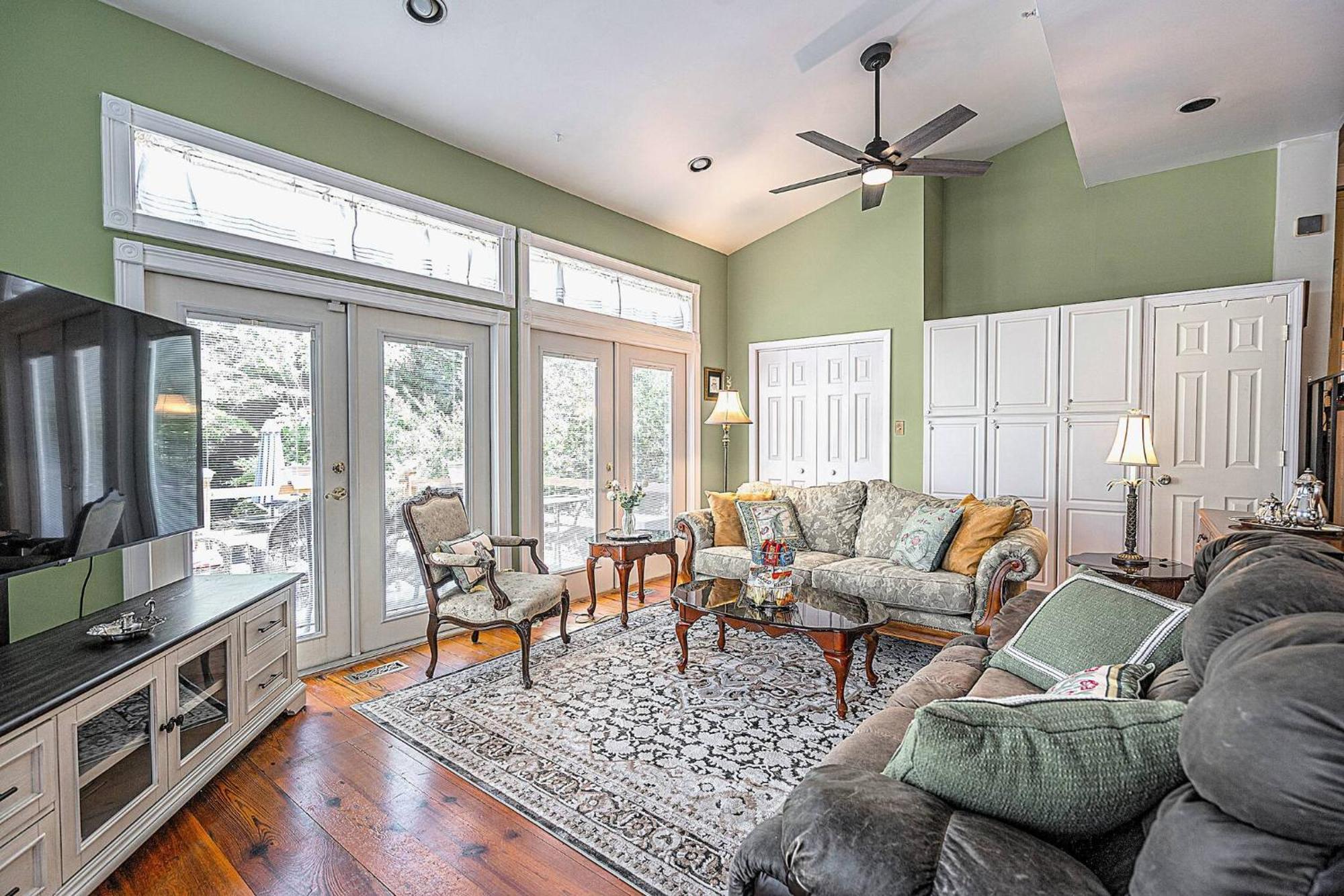 Holiday home Camellia Room_victorian_with Private Bathroom Savannah